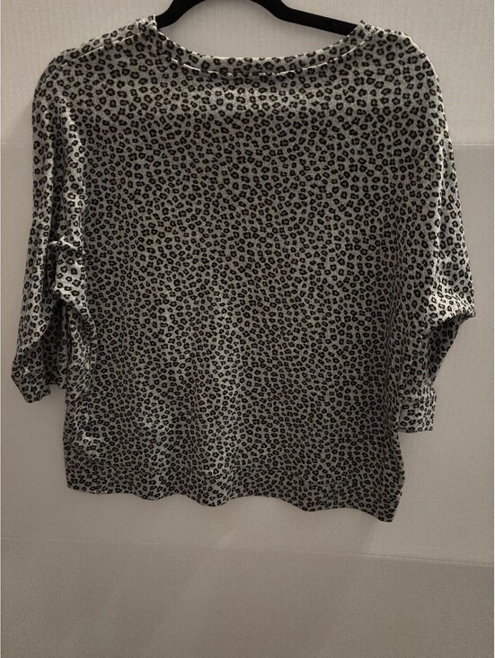 Simply Vera Vera Wang Tops - Simply Vera Vera Wang Women's Medium Leopard Print Jersey Top in Beige and Black